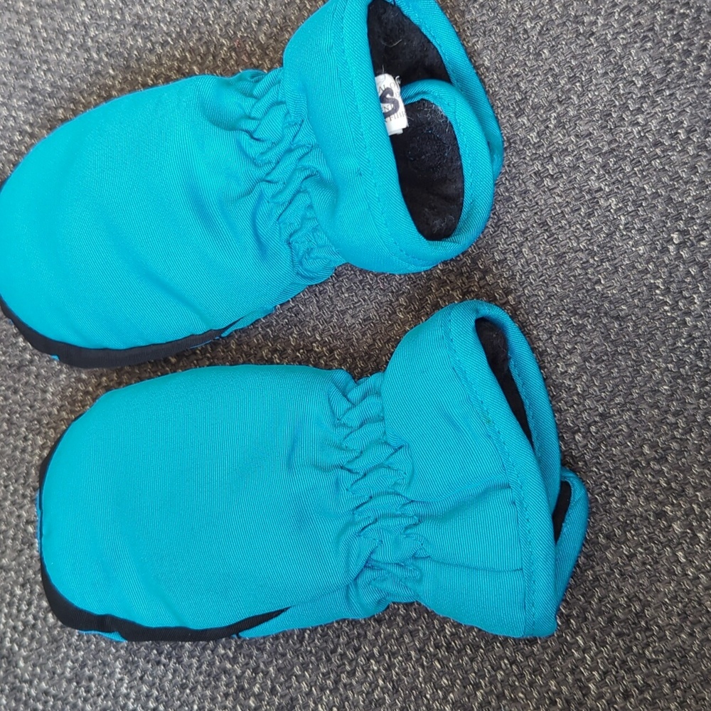 Excellent Condition Toddler Mittens - Picture 2 of 3